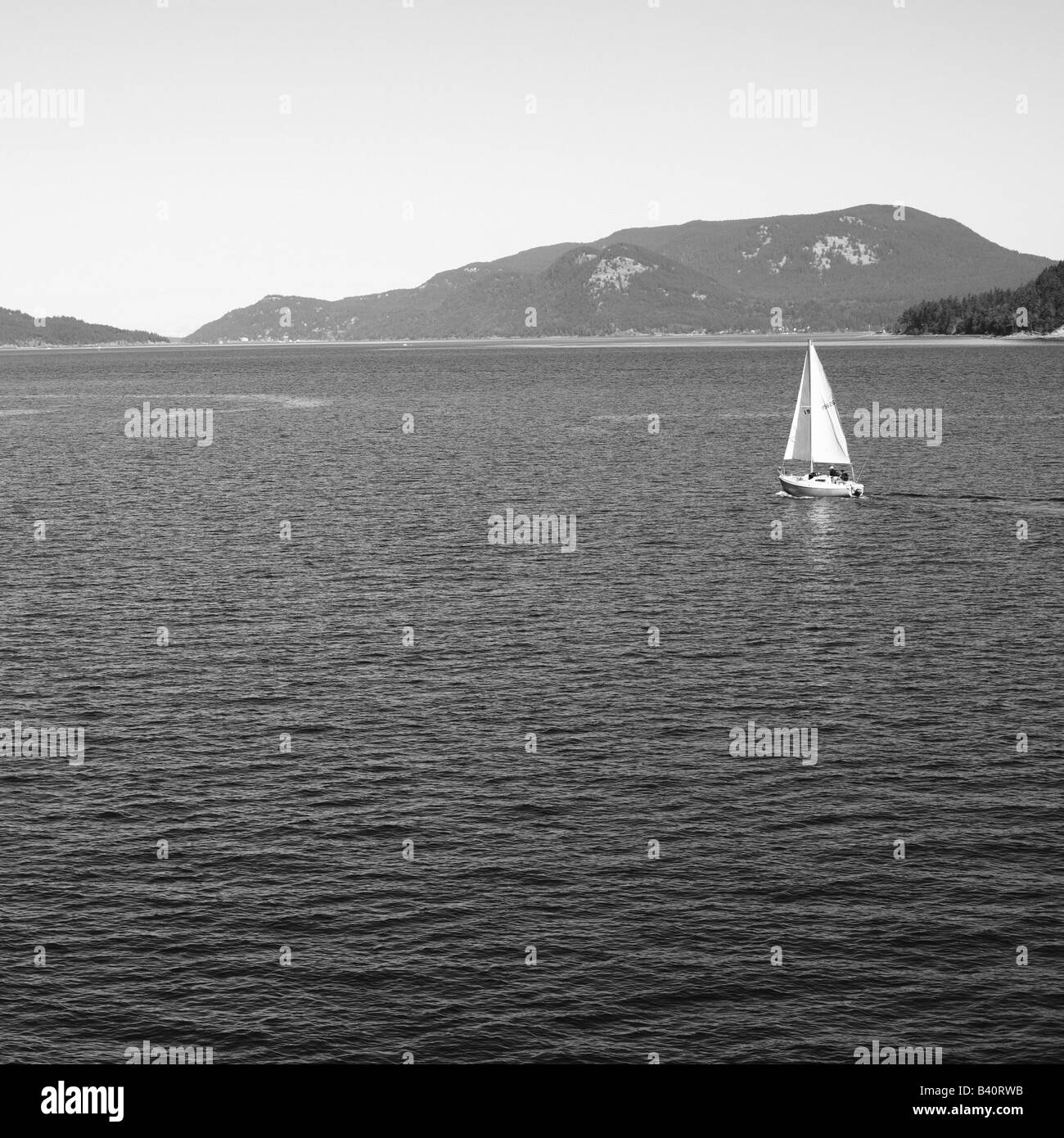 Segelboot auf dem Puget Sound Washington, schwarz und weiß Stockfoto