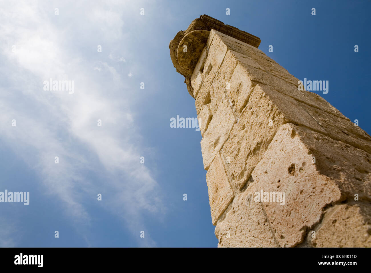 Eine Spalte, die aus den Trümmern des antiken Amathous, Zypern. Stockfoto