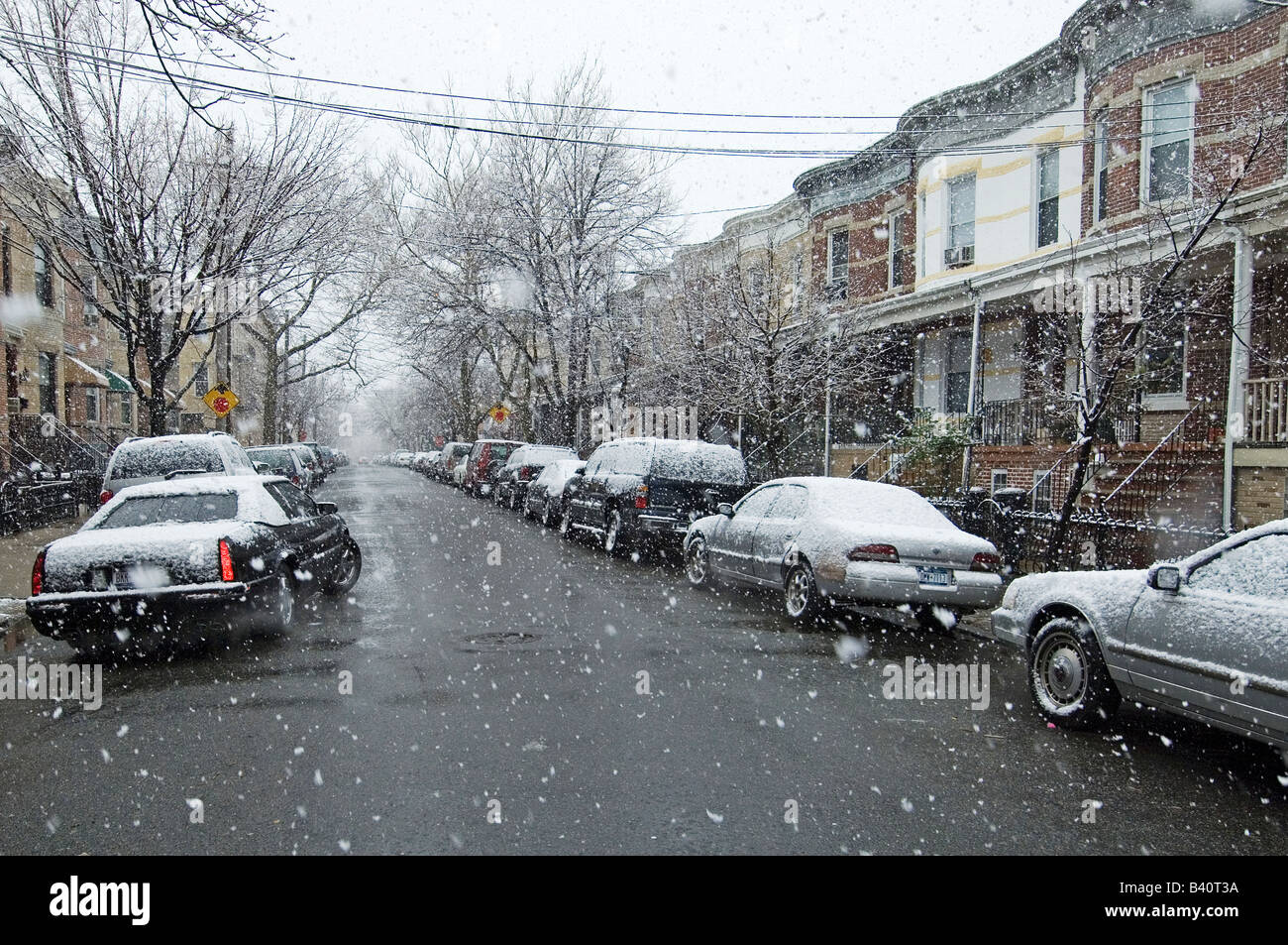 Schneetreiben und Reihenhäuser in Nachbarschaft Stadtblock Stockfoto