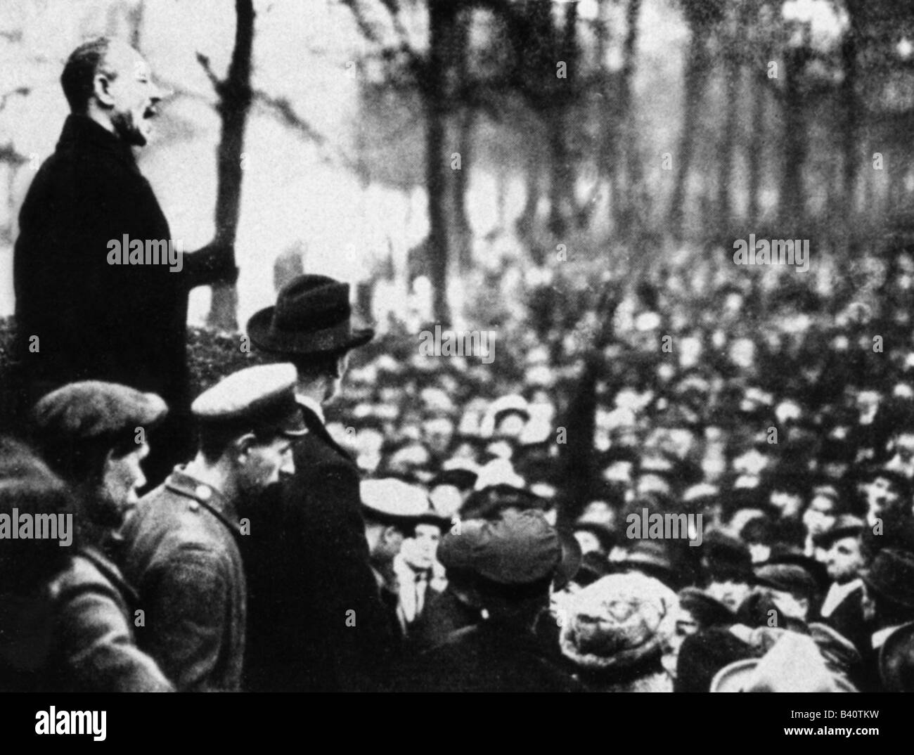 Liebknecht, Karl, 13.8.1871 - 15.1.1919, deutscher Politiker (Sozialdemokrat), Massenversammlung, Tiergarten, Berlin, Dezember 1918, Stockfoto