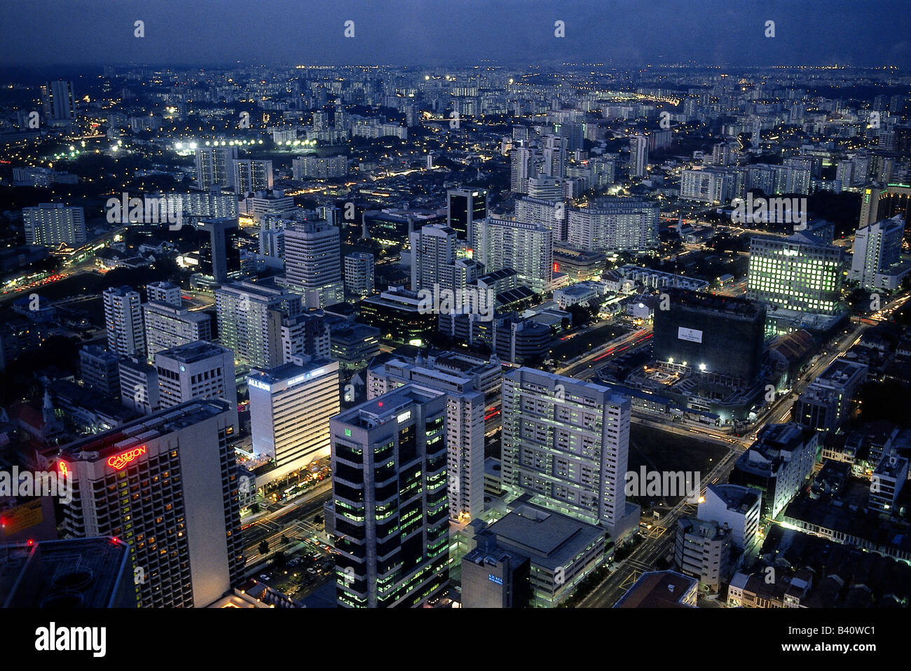 Geographie/Reise, Singapur, Blick auf die Stadt vom Raffles Tower, Nachtaufnahme, beleuchtet, Stockfoto