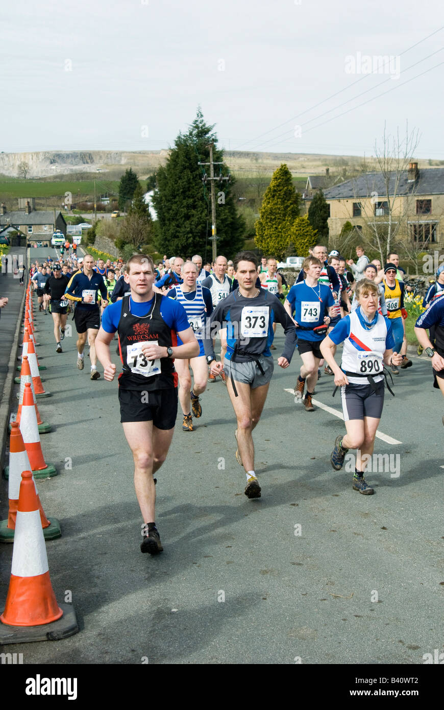 Läufer, die im Wettbewerb mit den drei Spitzen Langstreckenrennen Herausforderung in Yorkshire England Stockfoto