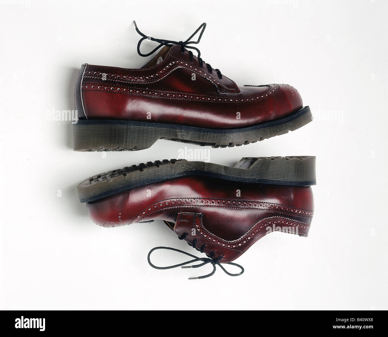 Mode, Schuhe, paar rote Doc Martens, Sicherheitsschuhe mit Stahlkappe  Kappe, Schuh Stockfotografie - Alamy