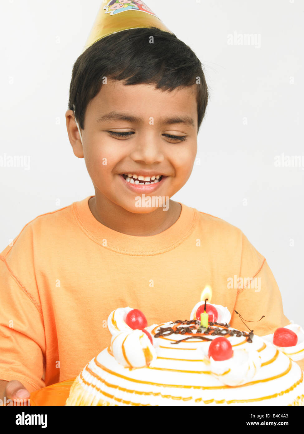 asiatische junge mit Kuchen, Lächeln Stockfoto