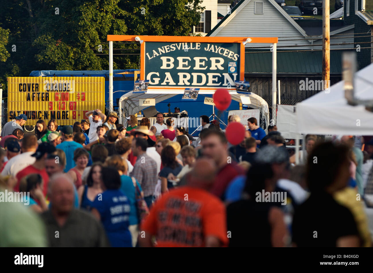 Drängen Sie sich vor einem Bier Garten Schild an einem kleinen Stadtfest in Lanesville Indiana Stockfoto