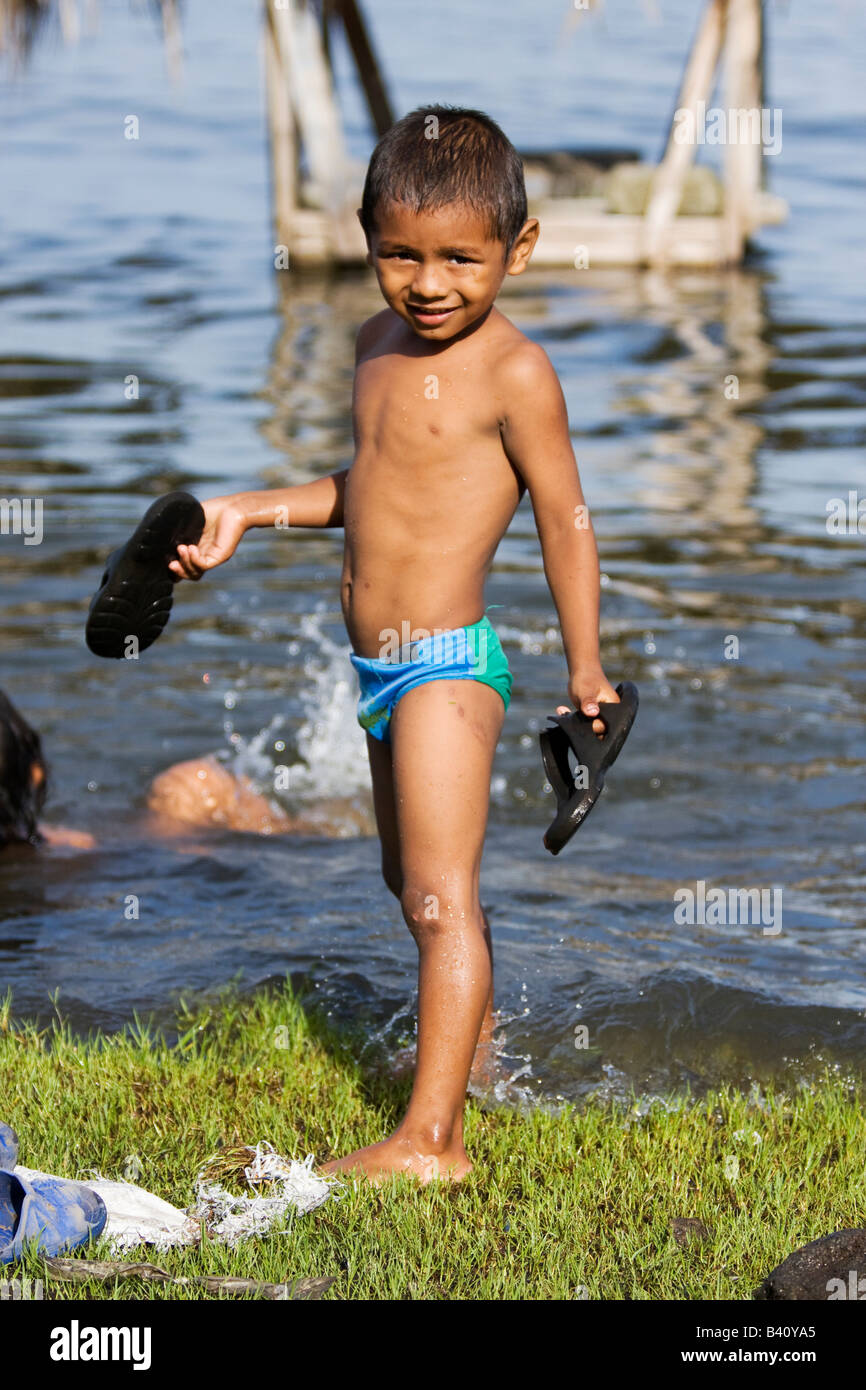 Ein dünner junge badet im Süßwasser Nicaragua-See Stockfoto