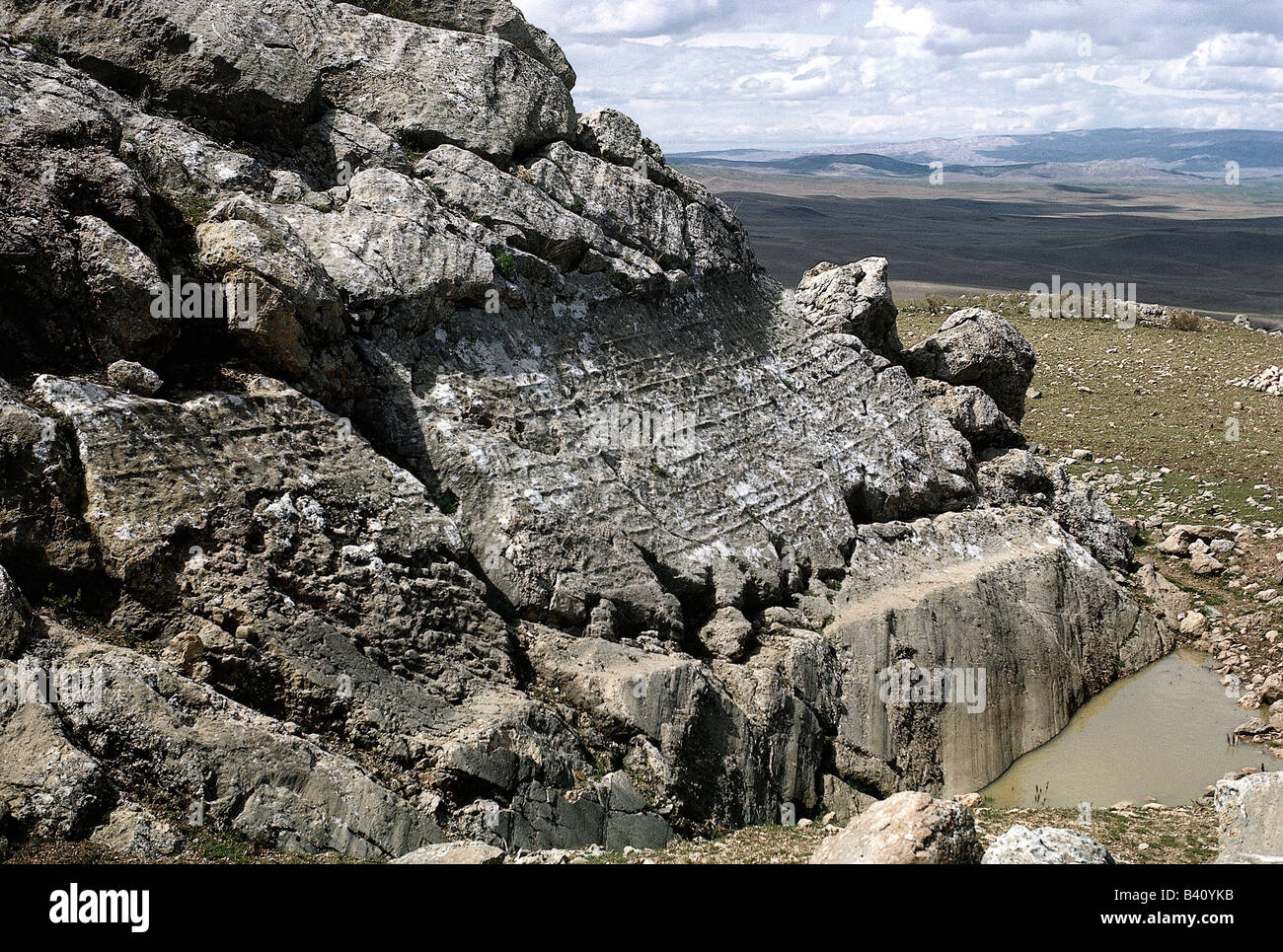 Geographie/Reise, Türkei, Bogazkoey (Hattusa, Hauptstadt der Hethiter vom 13. Bis 18. Jahrhundert v. Chr.), Nisantepe, in Felsen gehauene Schrift, Antike, historisch, historisch, alt, Archäologie, Ausgrabungen, Ruine, Hieroglyphen, Aufschrift, Nischantepe, Nisan Tepe, Bogazkoy, Hatussa, Hatthirsa, alte Stätte, Hatusas, alte Stätte, alte Geschichte, Hatusas, Altstadt, Hatusas Stockfoto