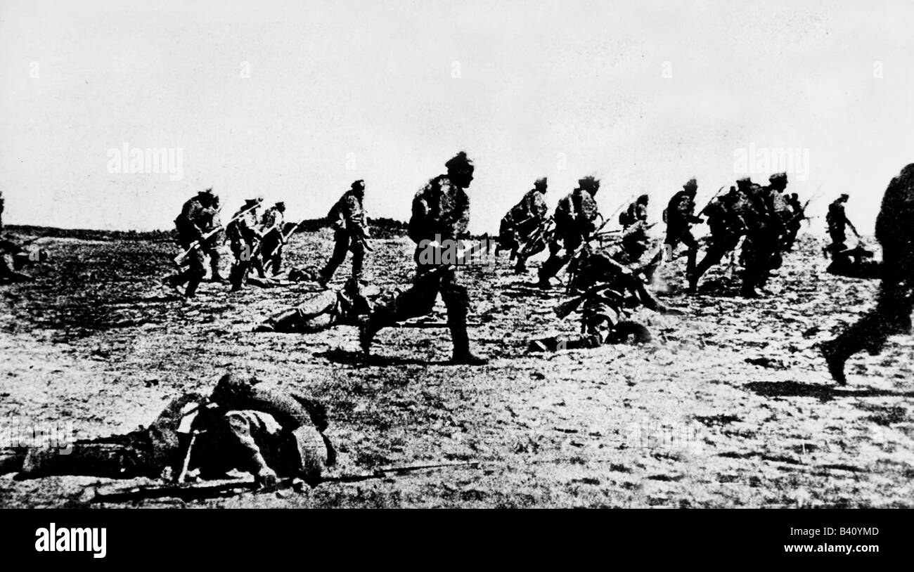 Ereignisse, Erster Weltkrieg/erster Weltkrieg, Ostfront, russische Soldaten, die im Abschnitt der Südwestfront angreifen, Brussilow-Offensive, 1916, Stockfoto