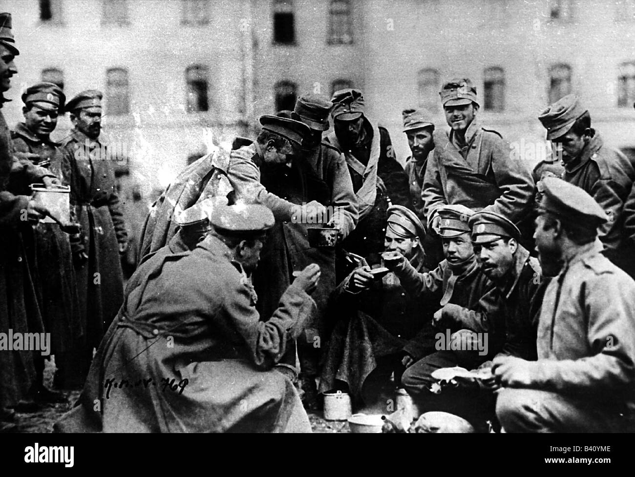 Veranstaltungen, Erster Weltkrieg/erster Weltkrieg, Ostfront, Verbrüderung russischer und österreichischer Soldaten, 1917, Stockfoto