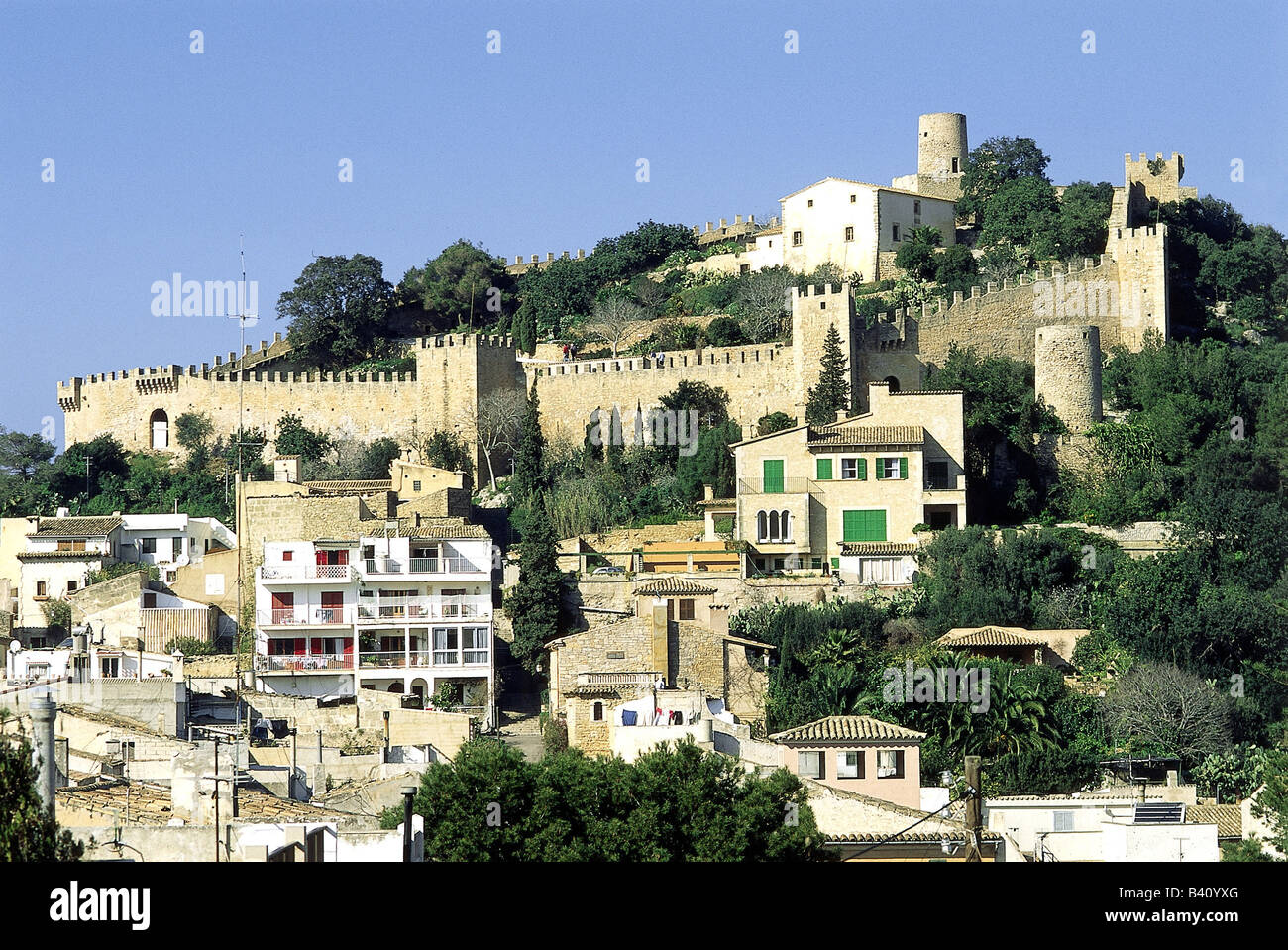 Geographie/Reise, Spanien, Balearen, Mallorca, Capdera, Stadtansicht mit Schloss, Übersicht, Stockfoto