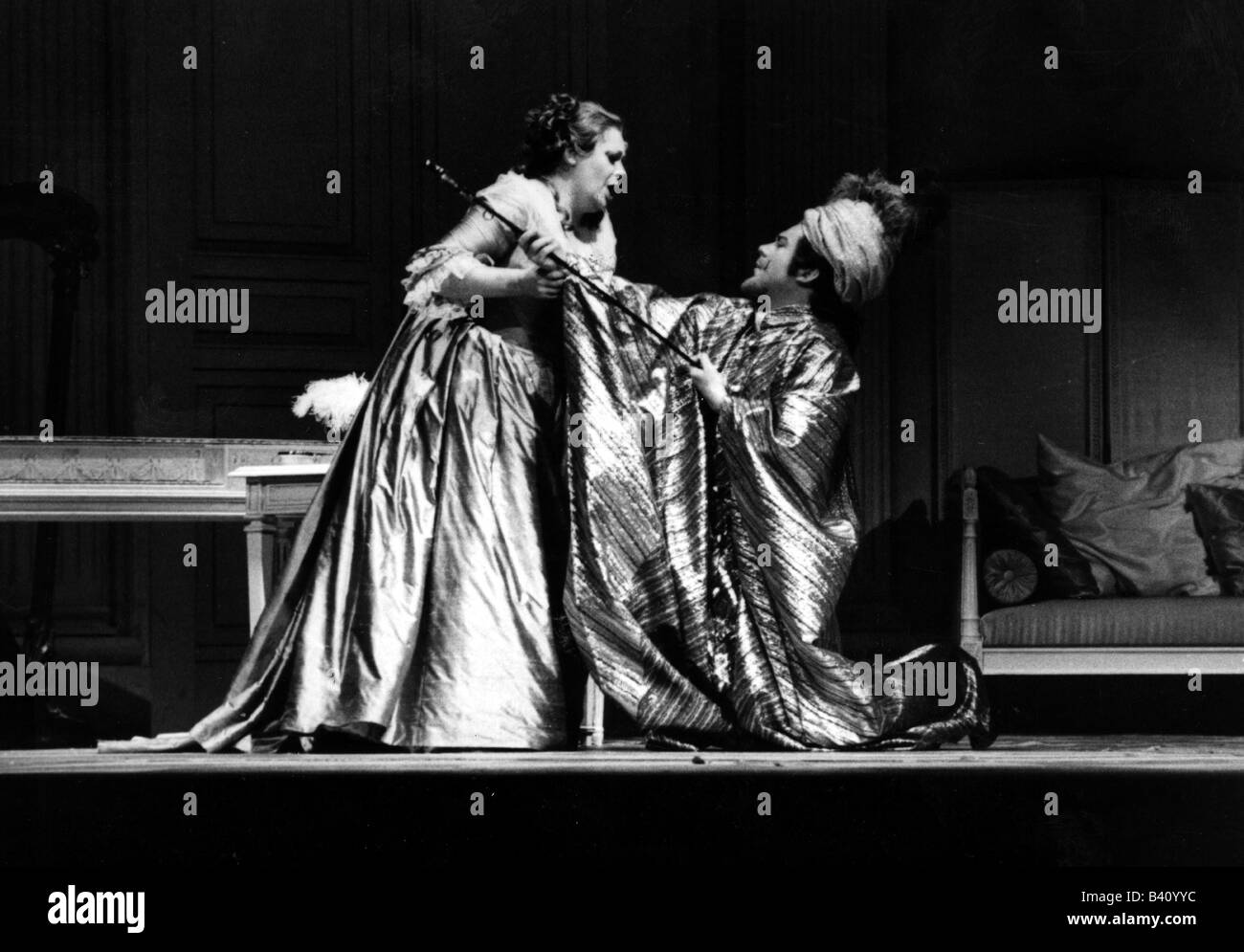 Price, Margaret, 13.4.1941 - 28.1.2011, britische Sängerin (Sopran), volle Länge, als Fiordiligi, mit Peter Schreier, in der Oper "Cosi Fan tutte", 1978, Stockfoto