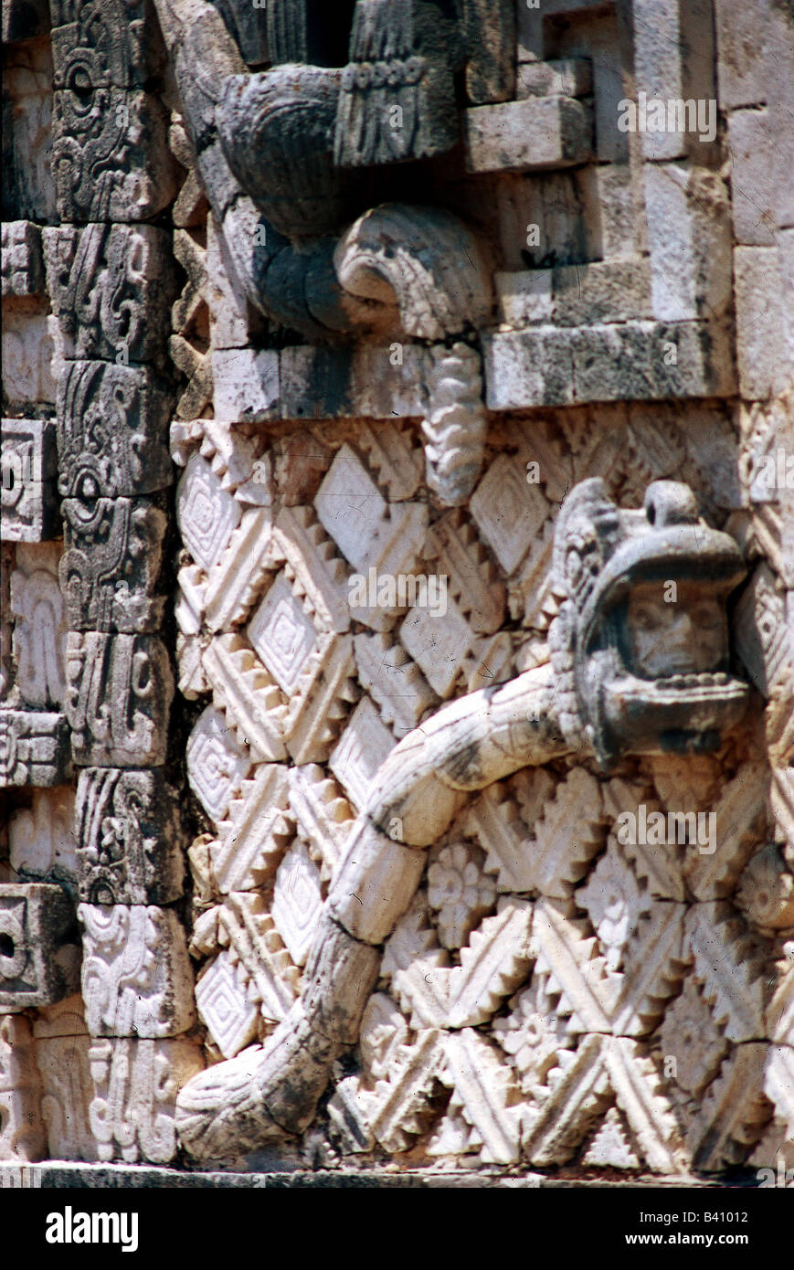 Geographie/Reise, Mexiko, Yucatan, Uxmal, ca. 600 n. Chr. erbaut, ca. 900 n. Chr. verlassen, maya Stadt im puuc-stil, 'Nunnery', Detail, Friece mit Schlangenmotiv (Einfluss der Toltec), Gebäude, Architektur, Bildende Kunst, Mittelamerika, Amerika, lateinamerikanischer Inder, Mayas, klassische Zeit, UNESCO, Weltkulturerbe, historisch, historisch, historisch, alt, ornament, ornament Stockfoto