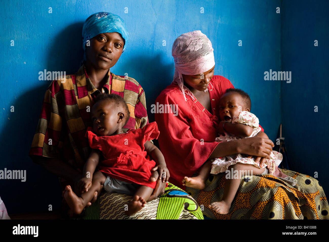 Frauen und ihre Kinder besuchen eine medizinische Klinik in Gisenyi, Ruanda Stockfoto