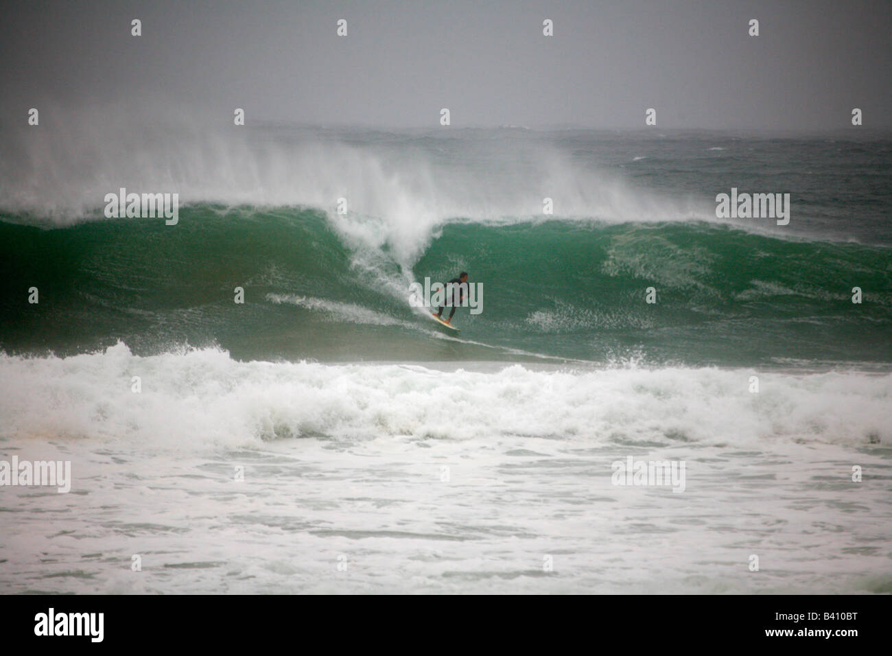 Eine Surfer arbeitet eine Welle am Manly bei Sturm Wetter Stockfoto