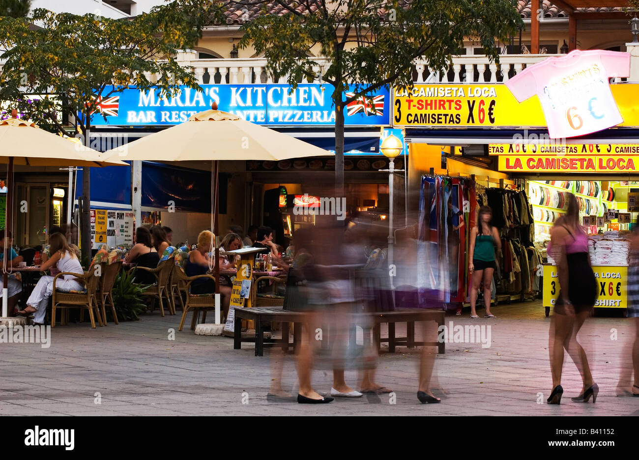 Waterfront-Geschäfte und Restaurants in Palmanova, Mallorca Stockfoto