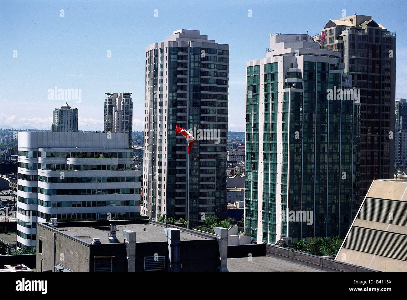 Geographie/Reise, Kanada, Vancouver, Stadtansicht mit kanadischer Flagge, Stockfoto