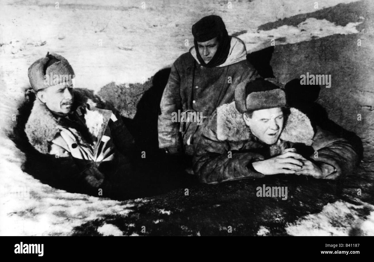 Ereignisse, Zweiter Weltkrieg / 2. Weltkrieg, Propaganda, Ostfront, deutsche Kommunisten in einem sowjetischen Dugout, Appell an die deutschen Soldaten mit Lautsprecher, Wolga-Front 1942 / 1943, Stockfoto