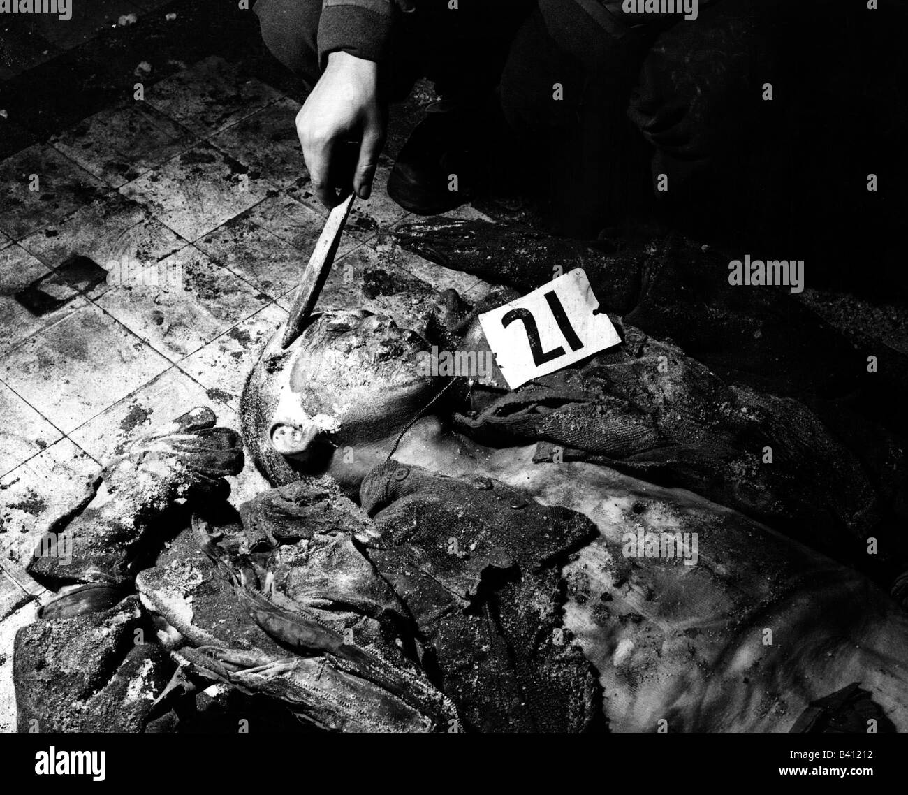 Ereignisse, Zweiter Weltkrieg/zweiter Weltkrieg, Kriegsverbrechen, Malmedy-Massaker 17.12.1944, Leiche eines US-Soldaten, Kopfschuss, Stockfoto
