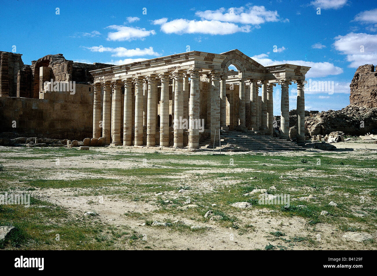 Geographie/Reise, Irak, Hatra (El Hadr), Gebäude, mesopotamischer/hellenistischer Tempel, 1. - 3. Jahrhundert n. Chr., Religion, Ruine, Säulen, Architektur, Archäologie, parthisches Reich, Parthien, Mesopotamien, Rundbogen, Gable, historisch, historisch, alt, UNESCO, Weltkulturerbe, el hadr, erste, dritte, alte Welt, Stockfoto