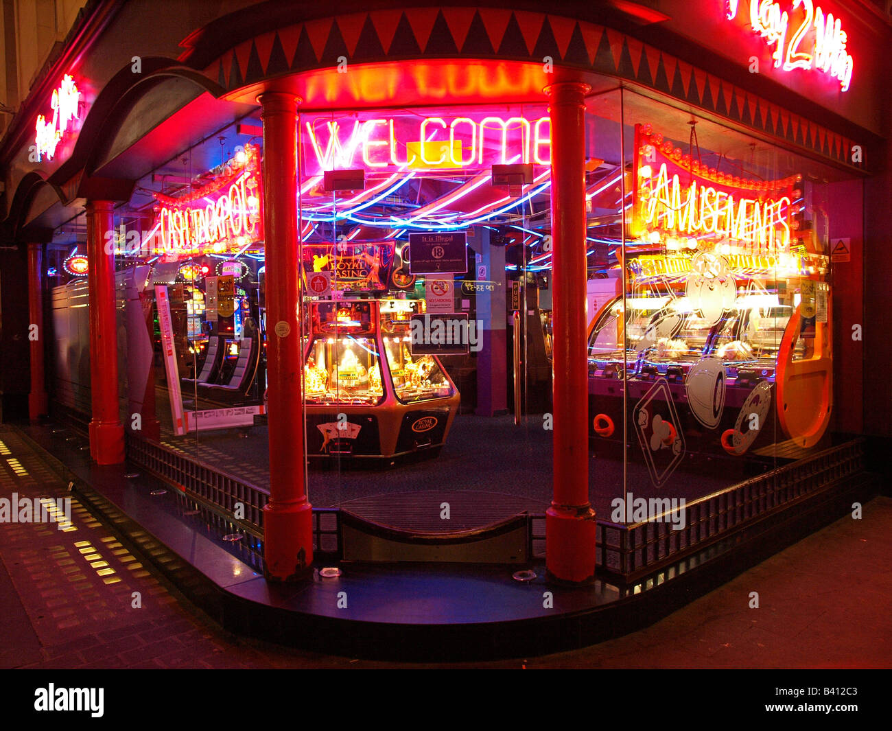 Neon beleuchtete Spielhalle in Chinatown in London UK Nacht niemand Stockfoto