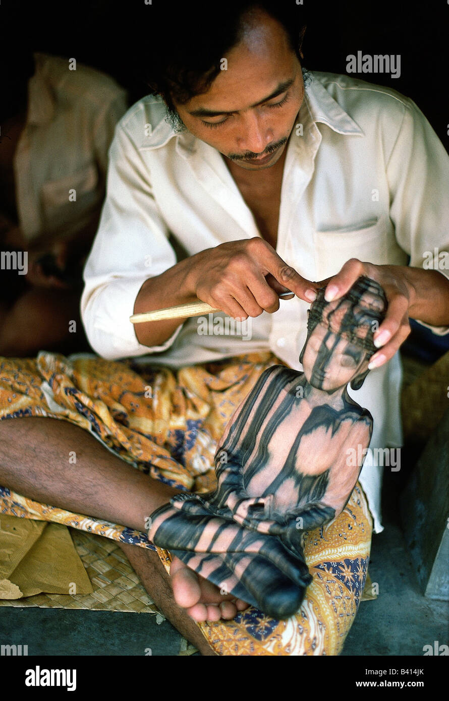 Geographie/Reise, Indonesien, Bali, Handwerk, Holzschnitzer bei der Arbeit, Schnitzerei, Buddha, Stockfoto