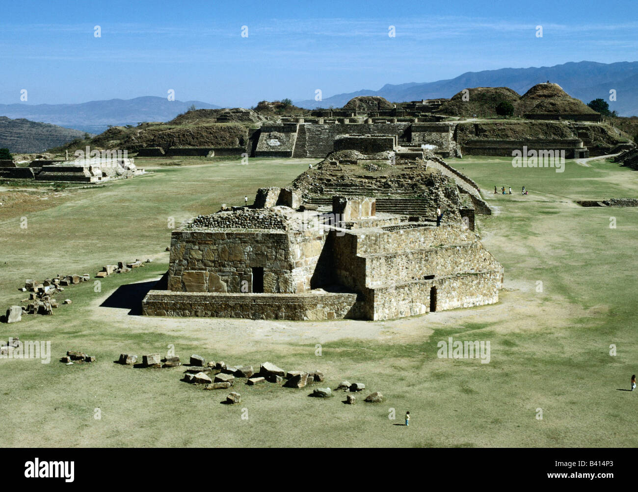 Geographie/Reise, Mexiko, Monte Alban, Stadt Zapotec, ca. 500 v. Chr. - 950 n. Chr., nördliche Plattform, Ruine, Architektur, Archäologie, Mittelamerika, Mesoamerika, Amerika, lateinamerikanischer Inder, Ausgrabungen, historisch, historisch, alt, präkolumbisch, UNESCO, Weltkulturerbe, Tal von Oaxaca, lateinamerika, Präkolumbisch, CEAM, 20. Jahrhundert, Stockfoto