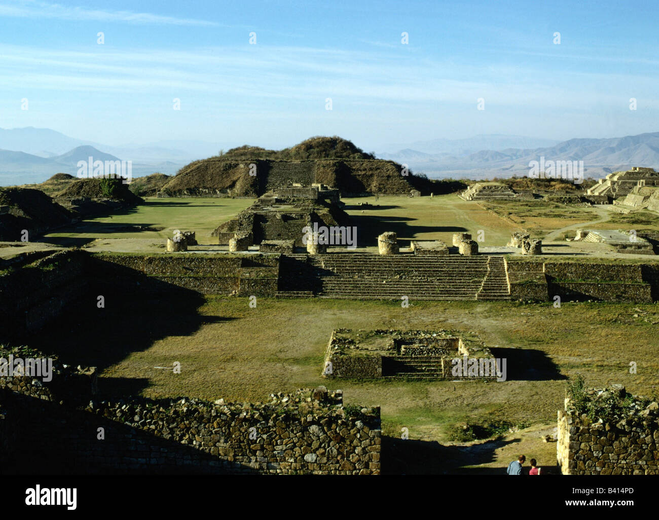 Geographie/Reise, Mexiko, Monte Alban, Stadt Zapotec um 500 v. Chr. - um 950 n. Chr., Nordplattform, Übersichtsruine, Architektur, Archäologie, Mittelamerika, Mesoamerika, Amerika, lateinamerikanischer Inder, Ausgrabungen historisch, historisch, alt, präkolumbisch, UNESCO, Weltkulturerbe, Tal der Oaxaca CEAM, 20. Jahrhundert, Stockfoto
