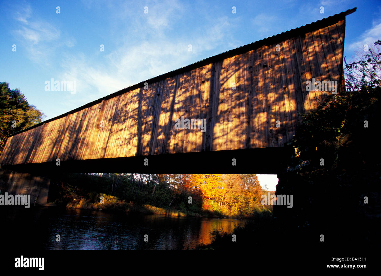 Nordamerika, USA, Vermont, Woodstock. Lincoln Covered Bridge 1877 in der Pratt-Fachwerk-Stil erbaut. Stockfoto
