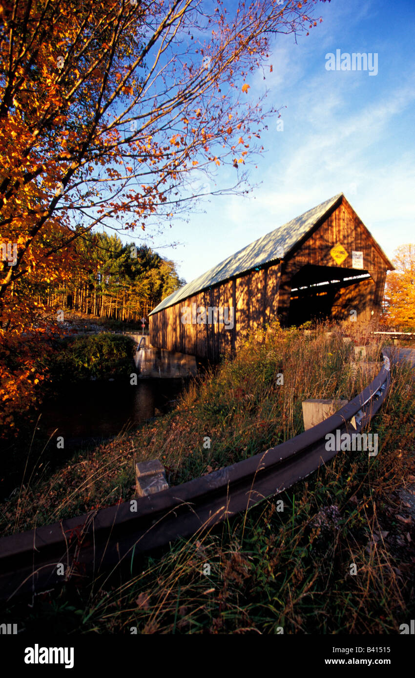 Nordamerika, USA, Vermont, Woodstock. Die Lincoln Covered Bridge 1877 in der Pratt-Fachwerk-Stil erbaut. Stockfoto
