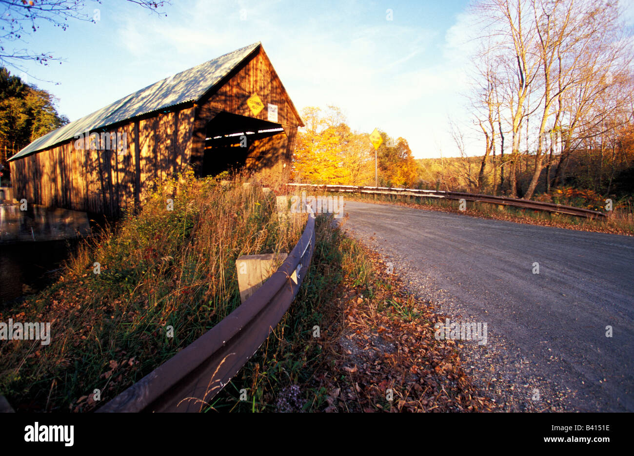 Nordamerika, USA, Vermont, Woodstock. Die Lincoln Covered Bridge 1877 in der Pratt-Fachwerk-Stil erbaut. Stockfoto