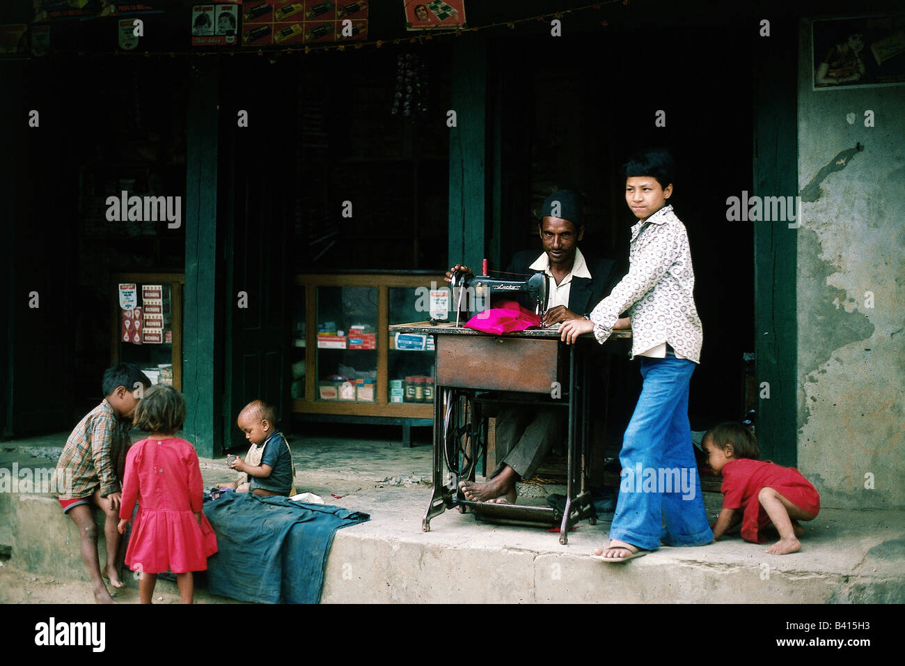 Geographie/Reisen, Nepal, Handwerk, Schneiderwerkstatt in Pokhara, Schneider, spielende Kinder, Stockfoto