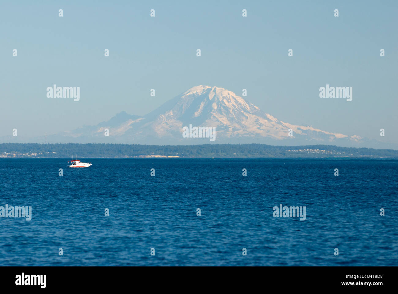 USA, WA, Whidbey Island, nutzlos Bay.  Mount Rainier an klaren Tag dramatische Kulisse Freizeit Boot Zwerge. Stockfoto