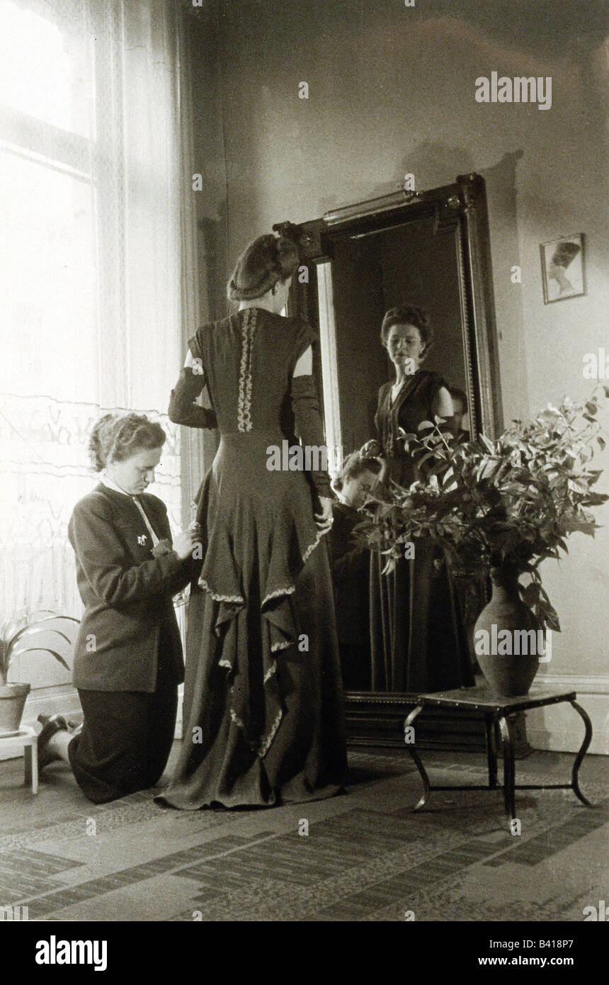 Leute, Beruf, Schneider, 1948, definng ein Kleid, Spiegel, Nachkriegsära, Deutschland, Stockfoto