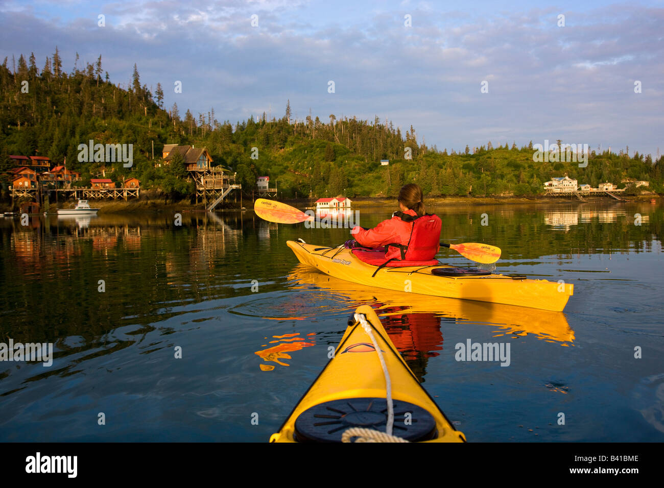Kajakfahren in Halibut Cove Kachemak Bay in der Nähe von Homer Alaska Modell veröffentlicht Stockfoto