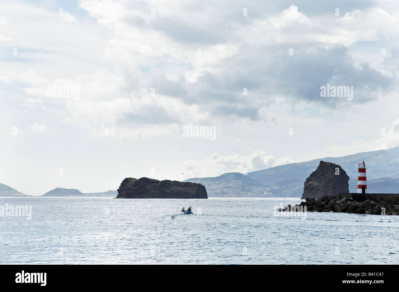 Blick auf den Kanal zwischen Pico und Faial Inseln Faial Azoren ist im Hintergrund Stockfoto