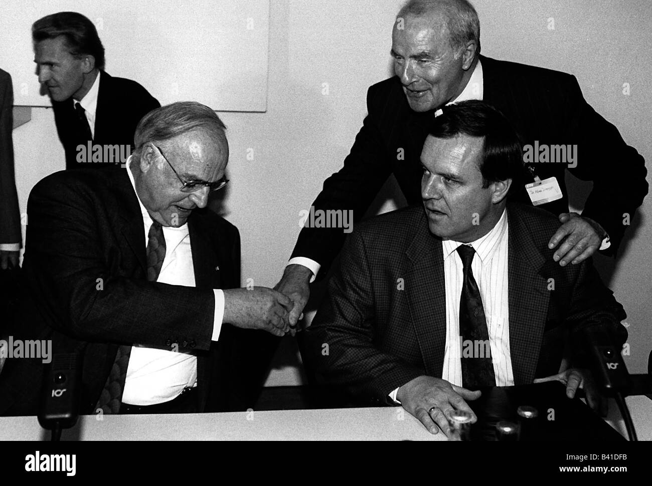 Kohl, Helmut, * 3.4.1930, deutscher Politiker (CDU), Bundeskanzler von Deutschland 1982 - 1998, halbe Länge, mit Bundesverteidigungsminister Volker Ruehe, Alfred Dregger, 1990er Jahre, Stockfoto