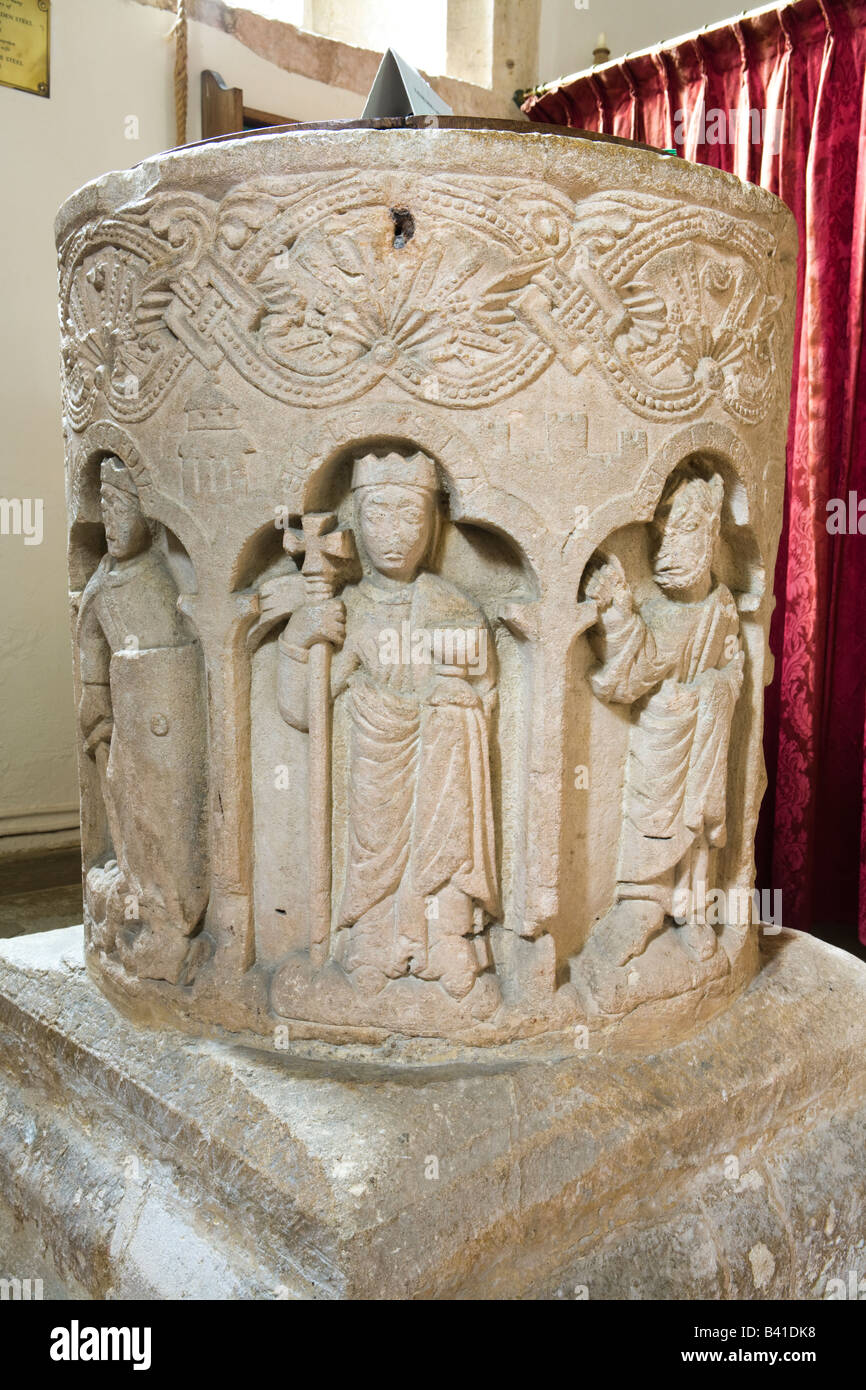 Die wunderbar geschnitzten Norman Schriftart in St. Peterskirche in Cotswold Dorf von Southtrop, Gloucestershire. Stockfoto