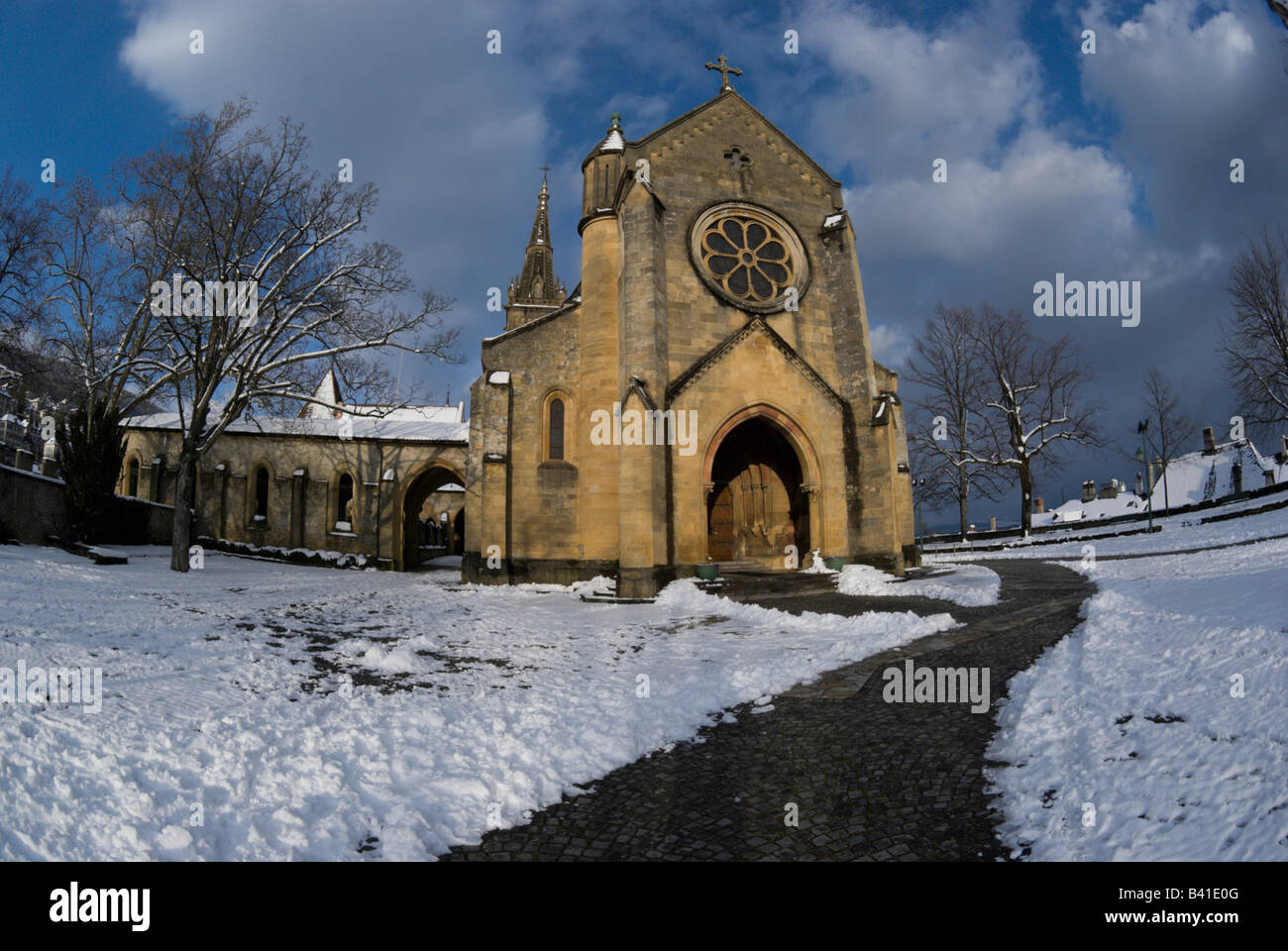 Eines Neuchatels Lieblings Touristenattraktionen, die Collegiale mit Schnee bedeckt Stockfoto