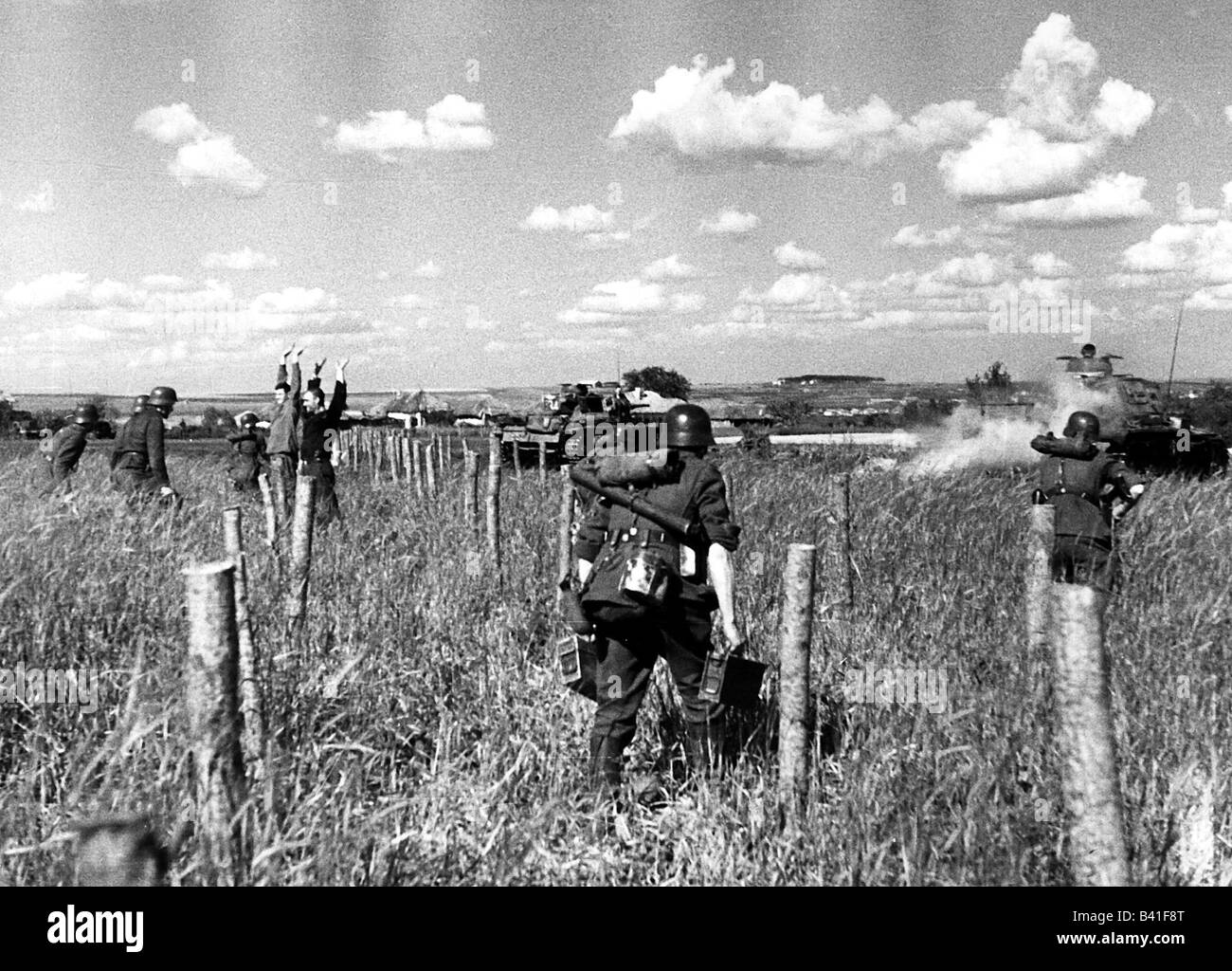 Veranstaltungen, Zweiter Weltkrieg / zweiter Weltkrieg, Russland 1941, deutscher Vormarsch, Infanterie nach Panzern, Propagandafoto, Stockfoto