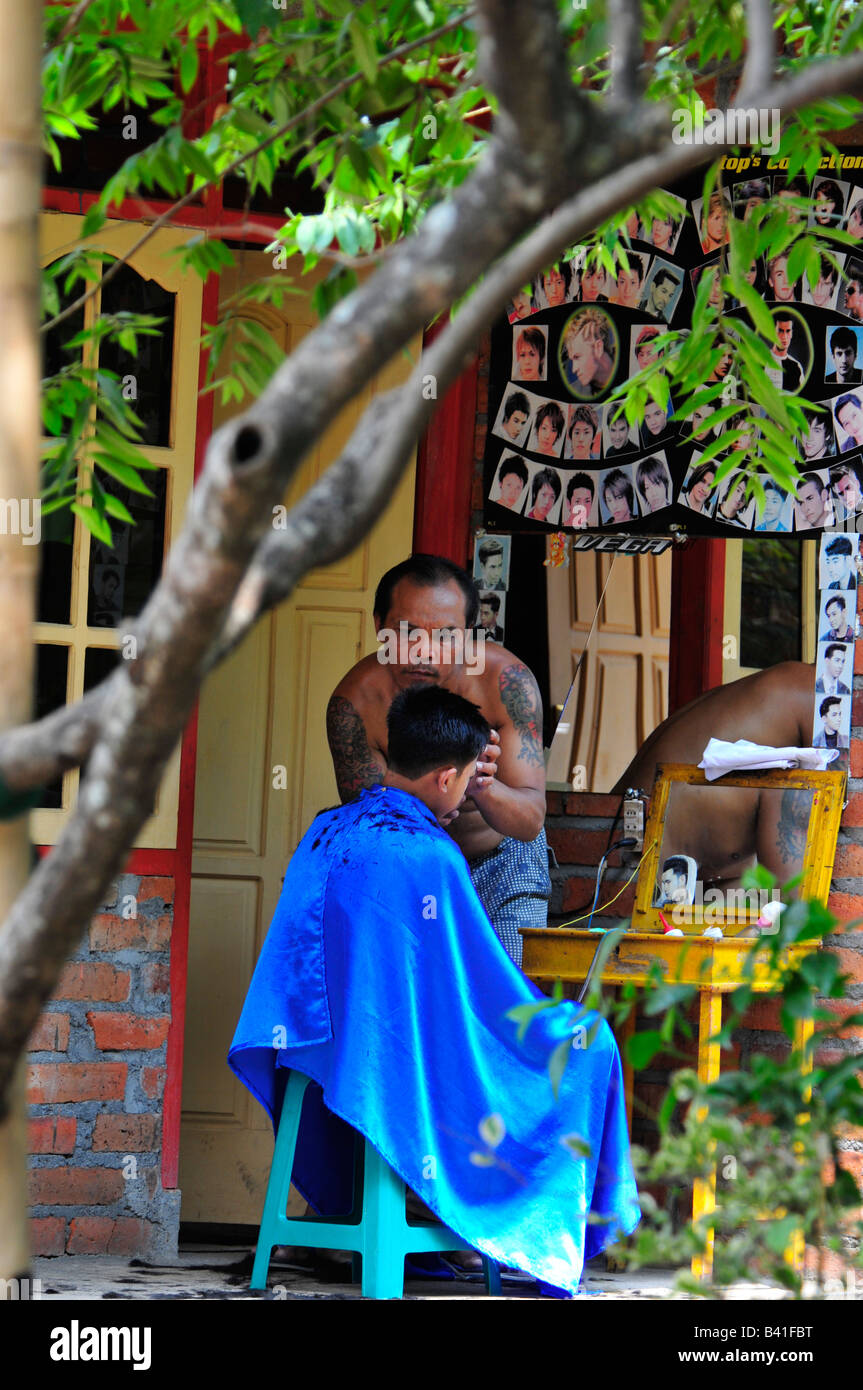 Seitenstraße Barbier, Desa Pakraman Bebetin, Sawan, Buleleng Regency, Nord-West-bali Stockfoto