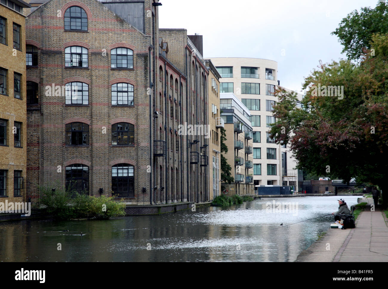 Battlebridge Becken Regents Canal Kings Cross in London mit Kings Place Neuentwicklung im Hintergrund Stockfoto
