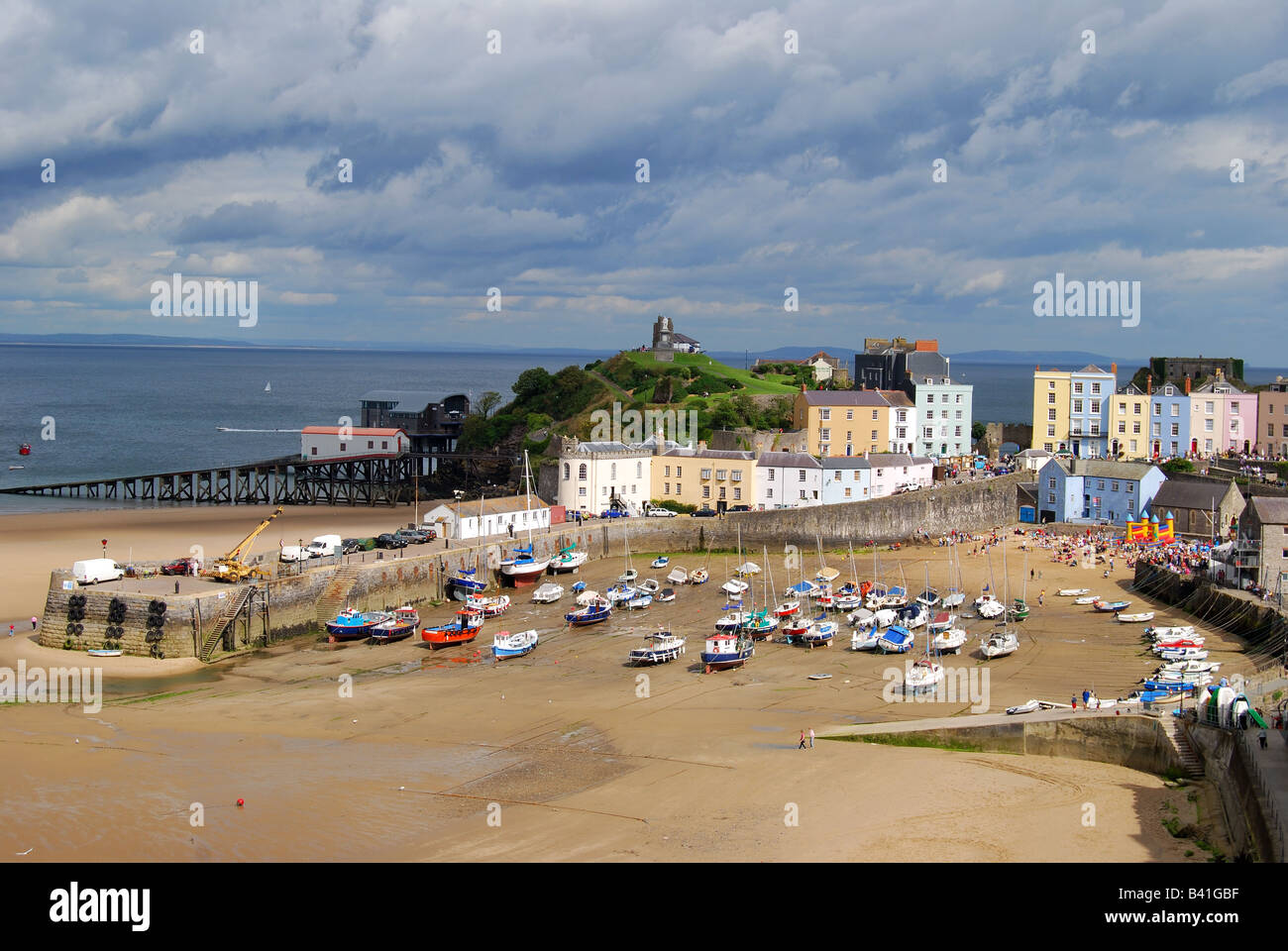 Hafen und Stadt anzeigen, Tenby, Carmarthen Bay, Pembrokeshire, Wales, Vereinigtes Königreich Stockfoto