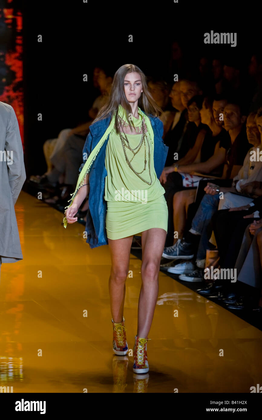 DKNY Donna Karan NewYork präsentiert Frühjahr & Sommer 2009 Herren Kollektion Damenkleidung. Stockfoto