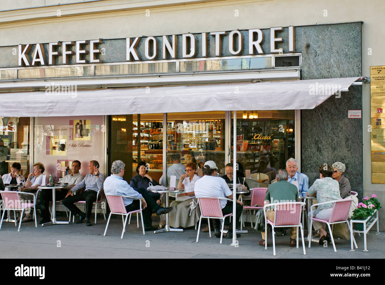 Kaffeehaus - Bäckerei Konditorei Café Holland Wiener kaffeehaus in wien -Fotos und -Bildmaterial in hoher Auflösung