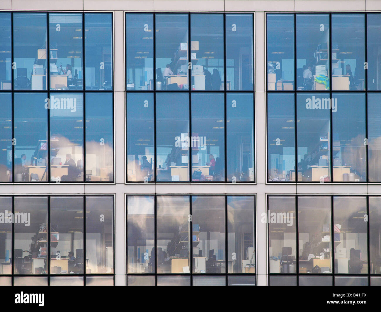 Büroleben, gesehen durch viele Quadratmeter Glas London Vereinigtes Königreich Stockfoto