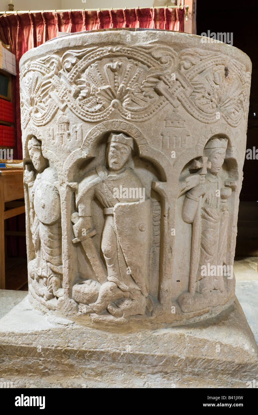 Die wunderbar geschnitzten Norman Schriftart in St. Peterskirche in Cotswold Dorf von Southtrop, Gloucestershire. Stockfoto