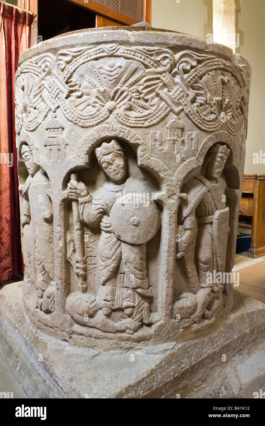 Die wunderbar geschnitzten Norman Schriftart in St. Peterskirche in Cotswold Dorf von Southtrop, Gloucestershire. Stockfoto