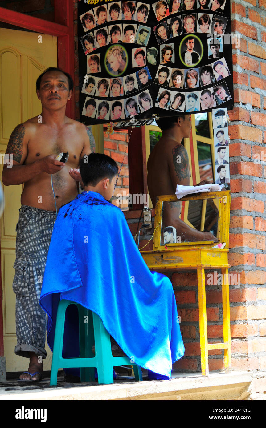 Seitenstraße Barbier, Desa Pakraman Bebetin, Sawan, Buleleng Regency, Nord-West-bali Stockfoto