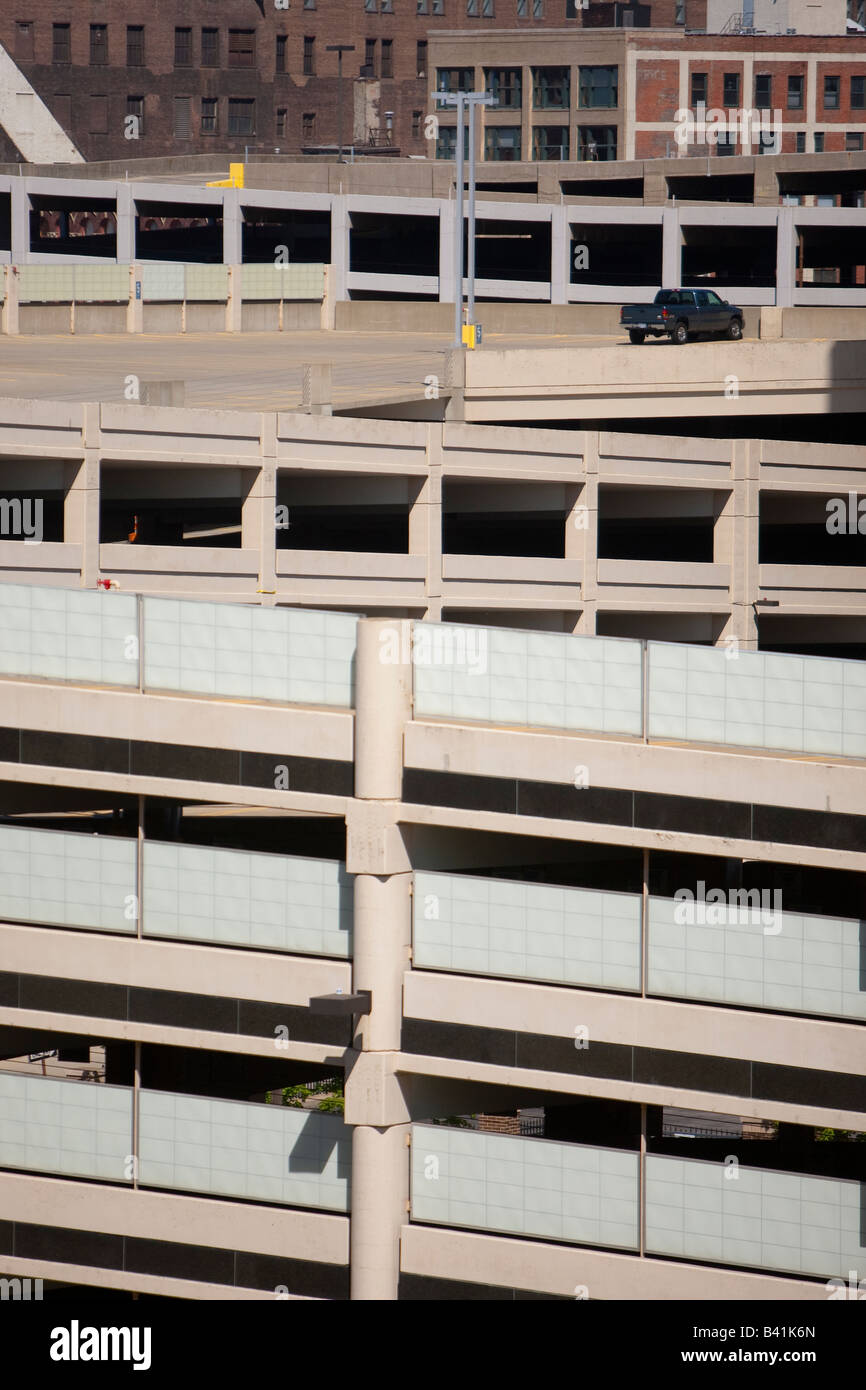 Pickup-Truck parkte auf einem Parkplatz auf dem Dach Stockfoto