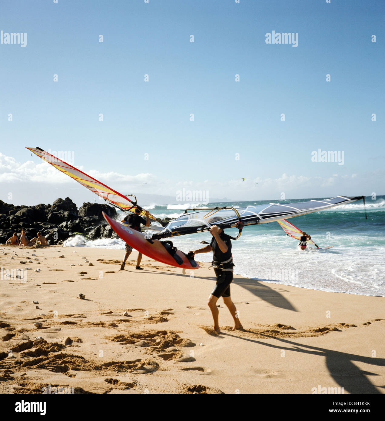 Windsurfer zu verlassen und ins Wasser in Ho'Okipa Beach, Maui, Hawaii. Stockfoto